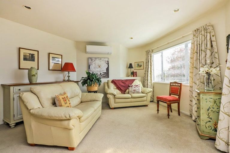 Photo of property in 2 Kentia Place, Havelock North, 4130