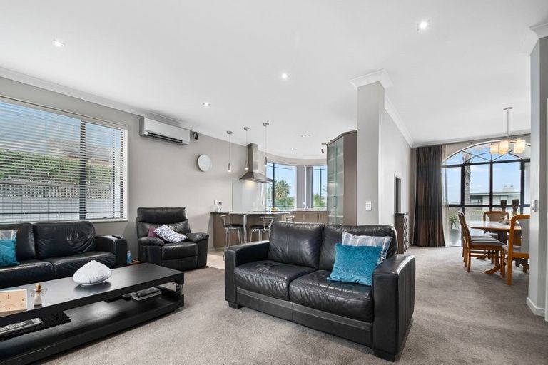 Photo of property in 6 Courtneys, West Harbour, Auckland, 0618