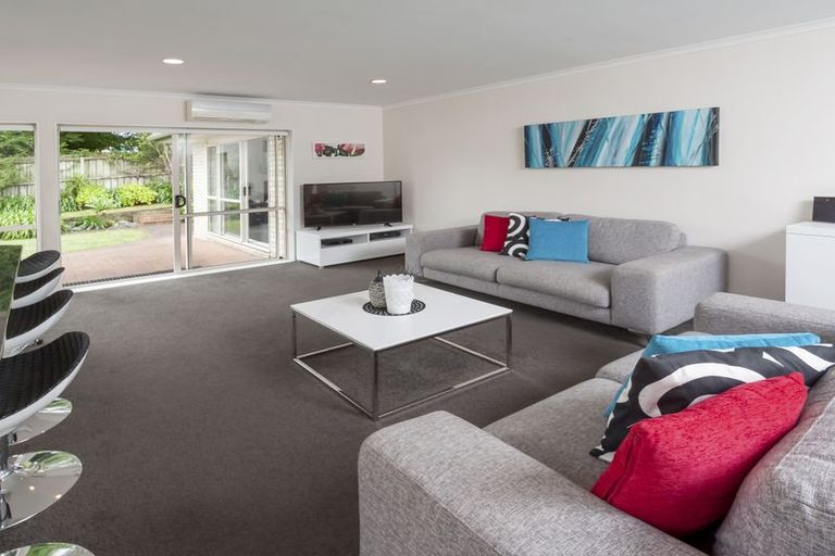 Photo of property in 27 Corta Bella Place, Golflands, Auckland, 2013