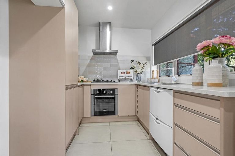 Photo of property in 2/3 Barron Drive, Green Bay, Auckland, 0604