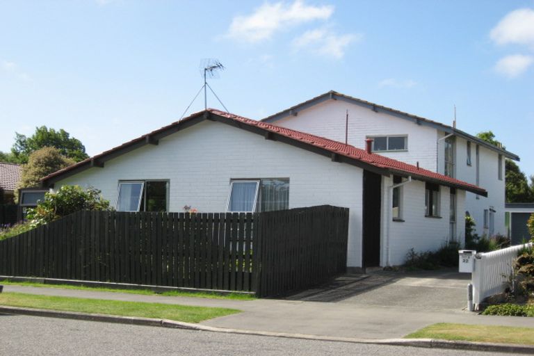 Photo of property in 1/22 Talltree Avenue, Avonhead, Christchurch, 8042