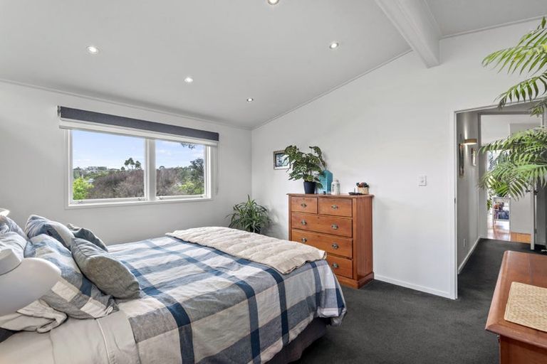 Photo of property in 2 Lyons Avenue, Murrays Bay, Auckland, 0630