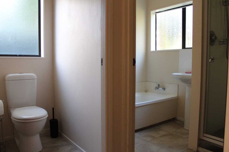 Photo of property in 26 Springdale Grove, Fitzherbert, Palmerston North, 4410