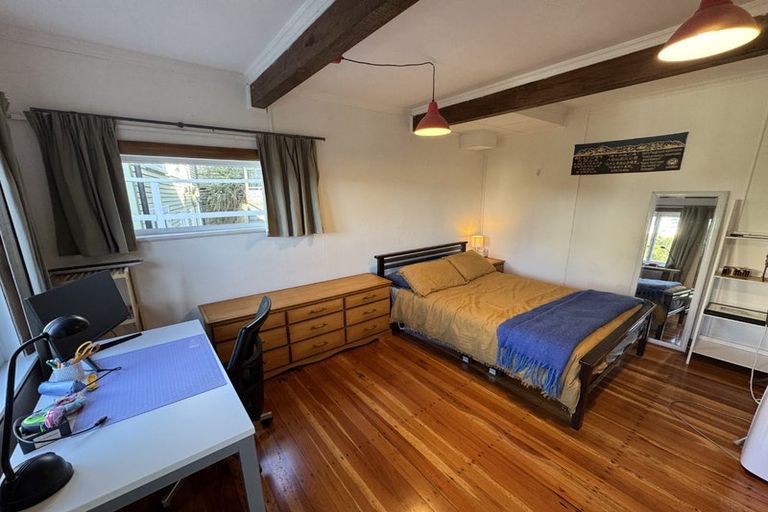 Photo of property in 16 Hungerford Road, Lyall Bay, Wellington, 6022