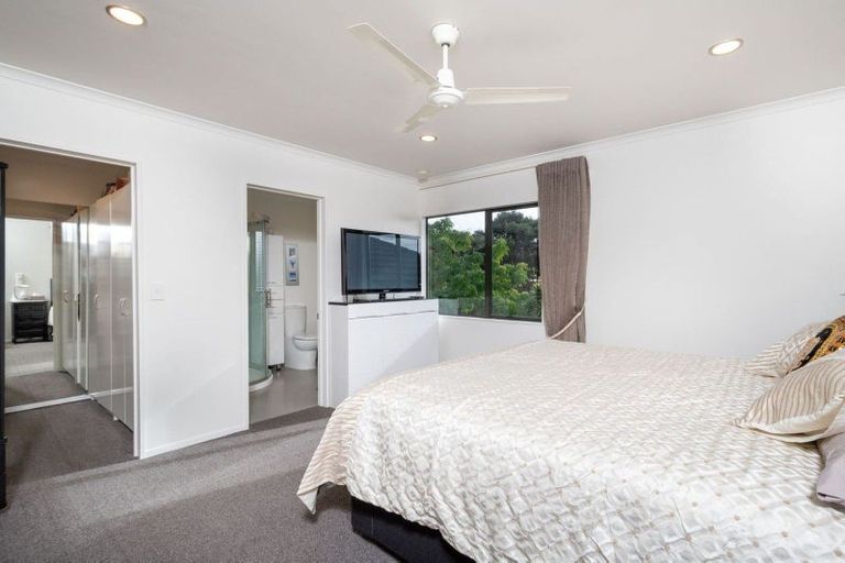 Photo of property in 35 Vermeer Place, West Harbour, Auckland, 0618