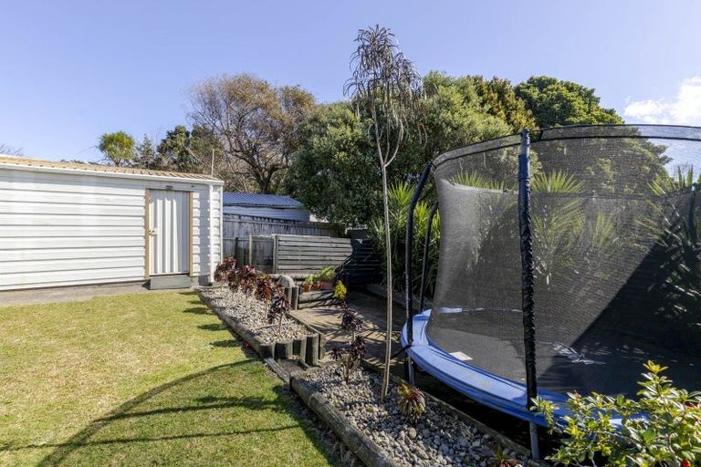 Photo of property in 35 Riversdale Drive, Merrilands, New Plymouth, 4312