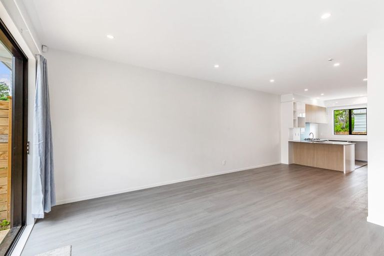 Photo of property in 43c Fitzherbert Avenue, West Harbour, Auckland, 0618