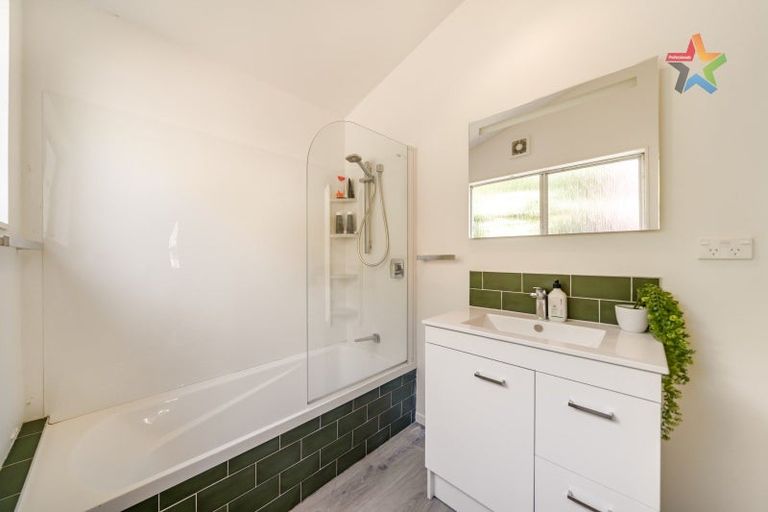 Photo of property in 10 Crawford Grove, Naenae, Lower Hutt, 5011