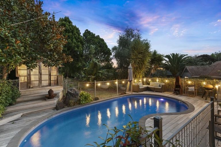 Photo of property in 24 Chatham Avenue, Paremoremo, Auckland, 0632