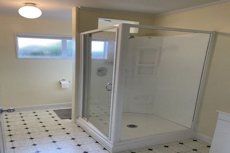 Photo of property in 2/24 Cherub Place, West Harbour, Auckland, 0618