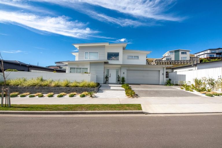 Photo of property in 5 Farnworth Terrace, Churton Park, Wellington, 6037