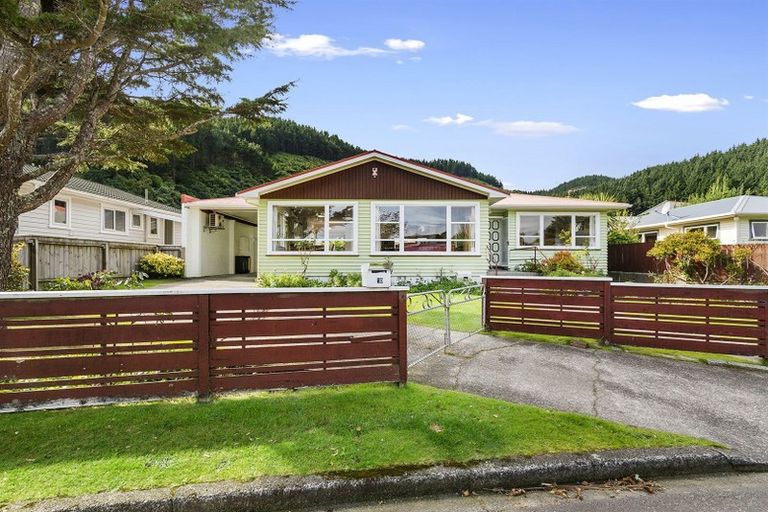 Photo of property in 10 Peckham Grove, Tawa, Wellington, 5028