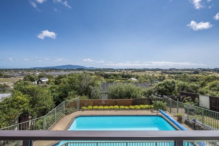 Photo of property in 128 Winara Avenue, Waikanae, 5036