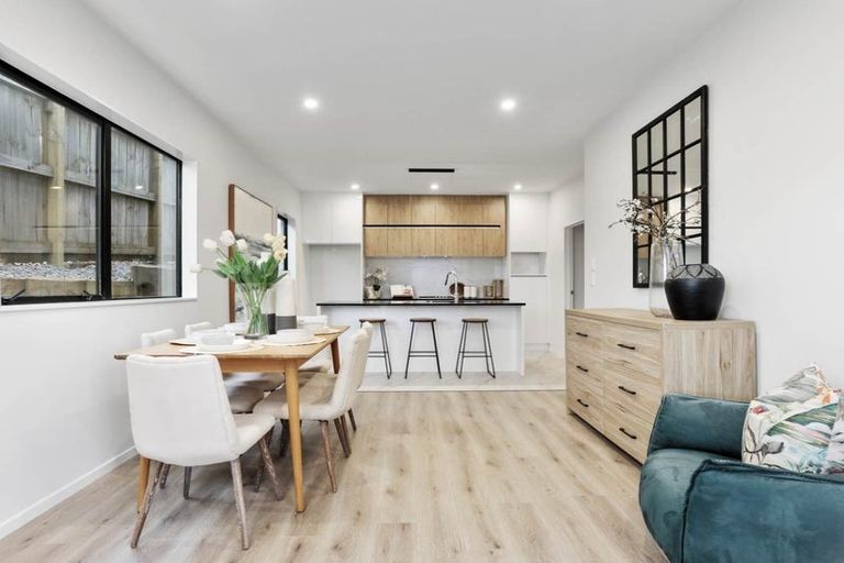 Photo of property in 6b Dalwhinnie Parade, Highland Park, Auckland, 2010