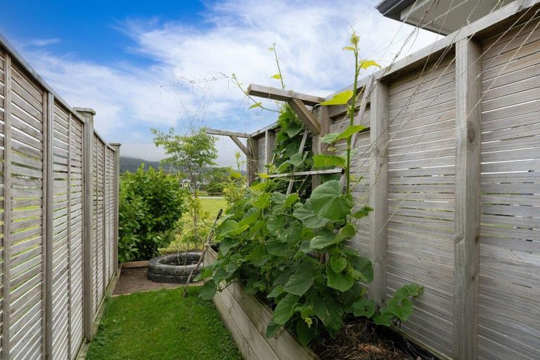 Photo of property in 6 Albizia Grove, Waikanae, 5036