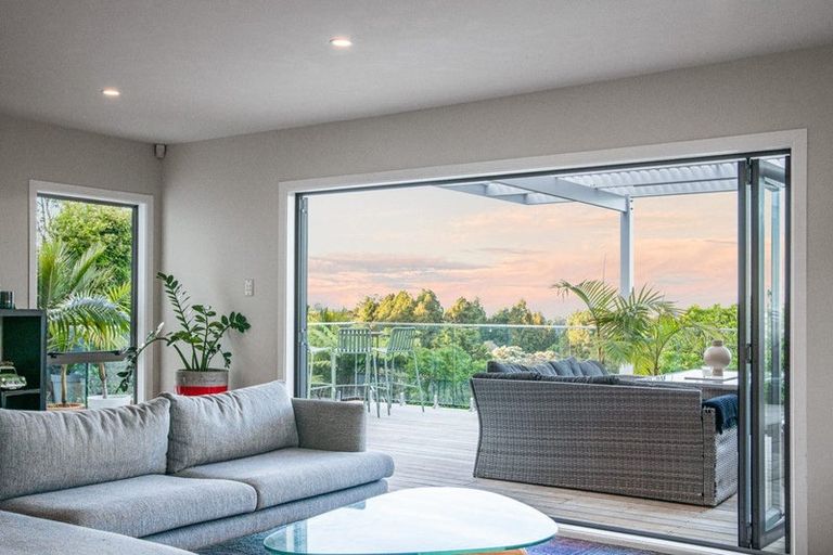Photo of property in 20 Raroa Terrace, Waiatarua, Auckland, 0604