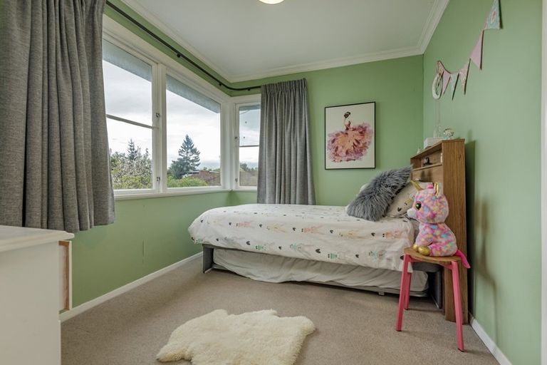 Photo of property in 1 Athlone Place, Hokowhitu, Palmerston North, 4410