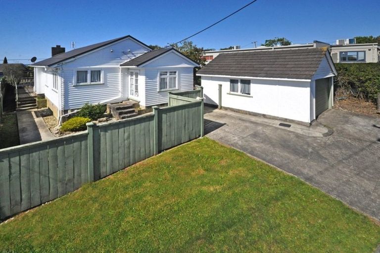 Photo of property in 1 Netherlands Avenue, Kelston, Auckland, 0602