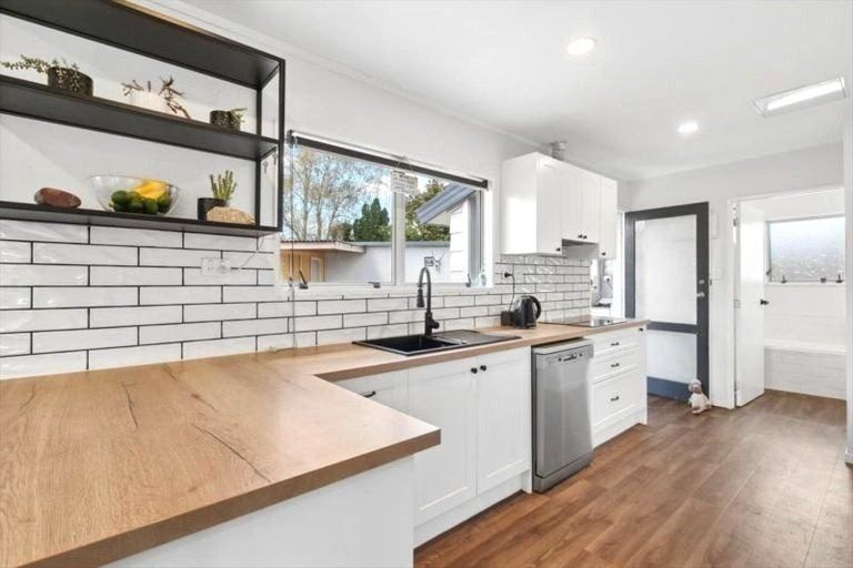 Photo of property in 12 Conifer Place, Te Puke, 3119