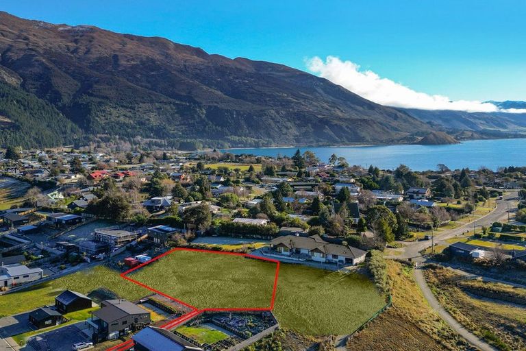 Photo of property in 33 Tomtit Crescent, Lake Hawea, 9382
