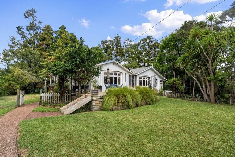 Photo of property in 9 Taupaki Road, Taupaki, Henderson, 0782