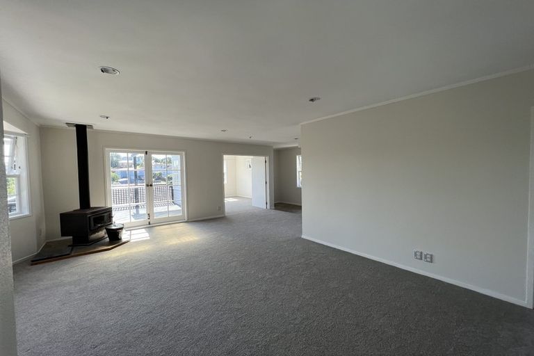 Photo of property in 28 Tamahere Drive, Glenfield, Auckland, 0629