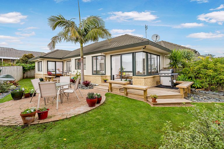 Photo of property in 20 Moyrus Crescent, East Tamaki Heights, Auckland, 2016