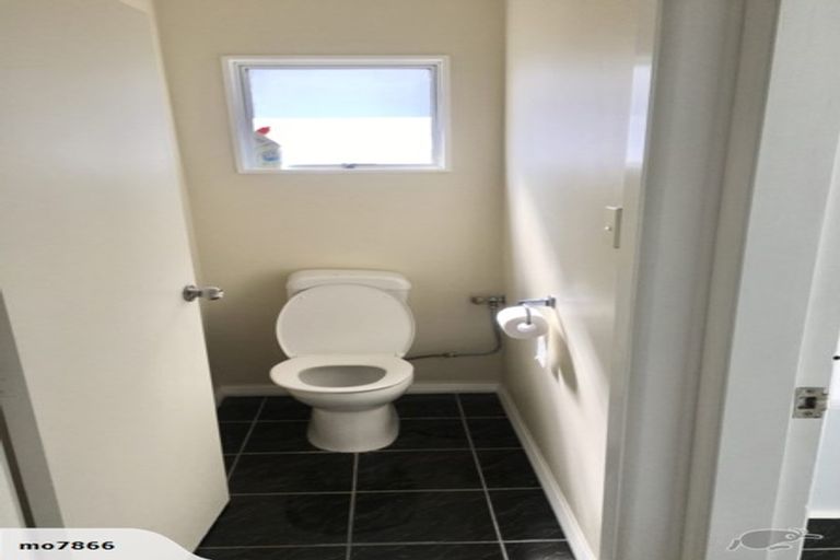 Photo of property in 34 Somes Crescent, Newlands, Wellington, 6037