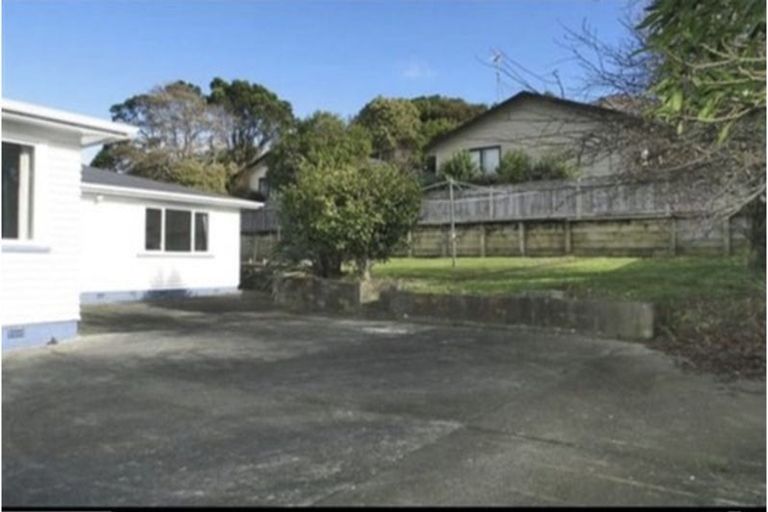 Photo of property in 106 Broderick Road, Johnsonville, Wellington, 6037