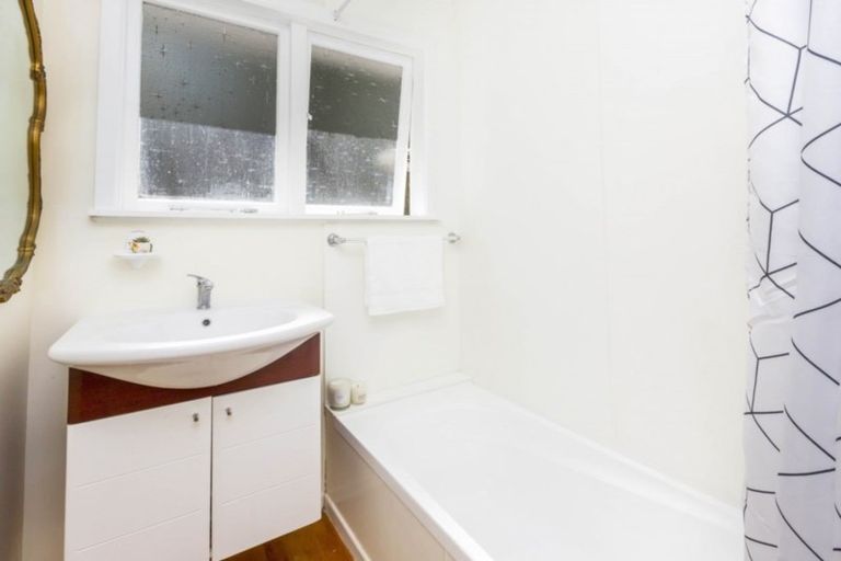 Photo of property in 29 Vista Crescent, Maoribank, Upper Hutt, 5018