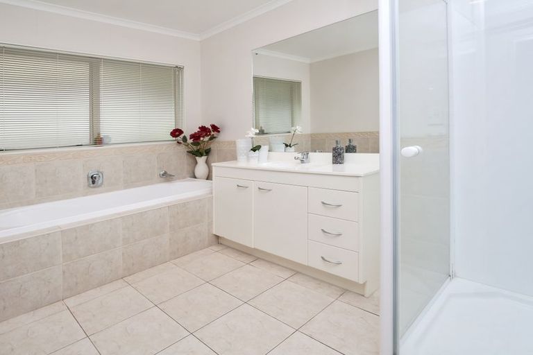 Photo of property in 27 Corta Bella Place, Golflands, Auckland, 2013