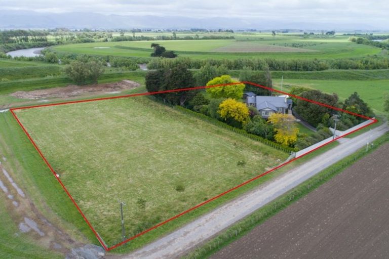 Photo of property in 18 Riverbank Road, Tiakitahuna, Palmerston North, 4477