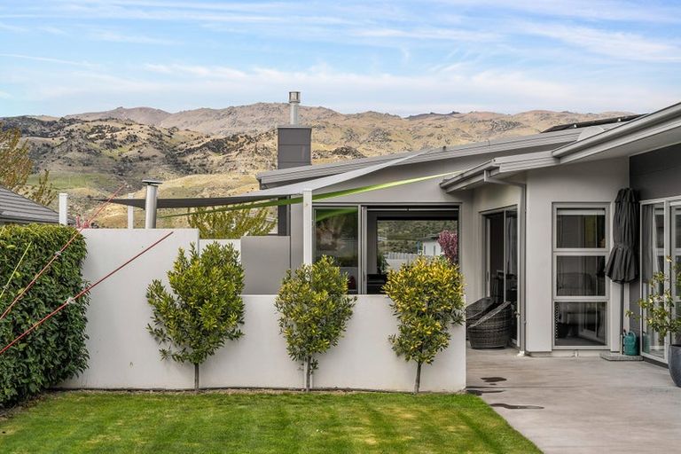 Photo of property in 15 De Bettencor Place, Mount Pisa, Cromwell, 9383