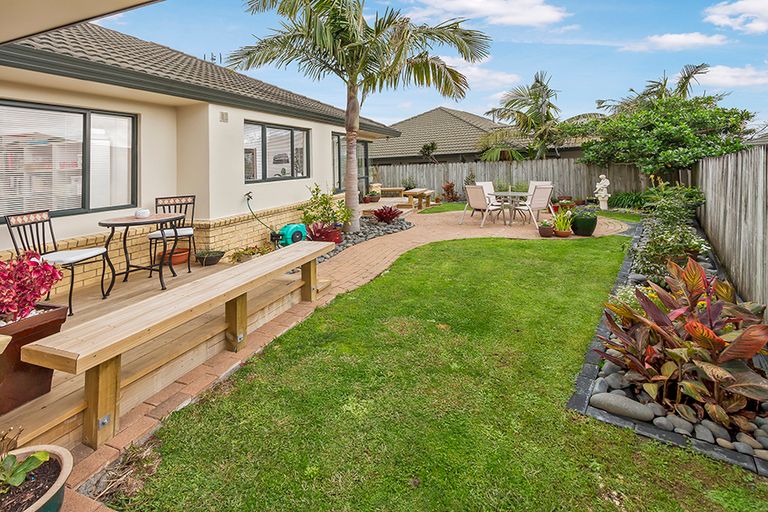 Photo of property in 20 Moyrus Crescent, East Tamaki Heights, Auckland, 2016