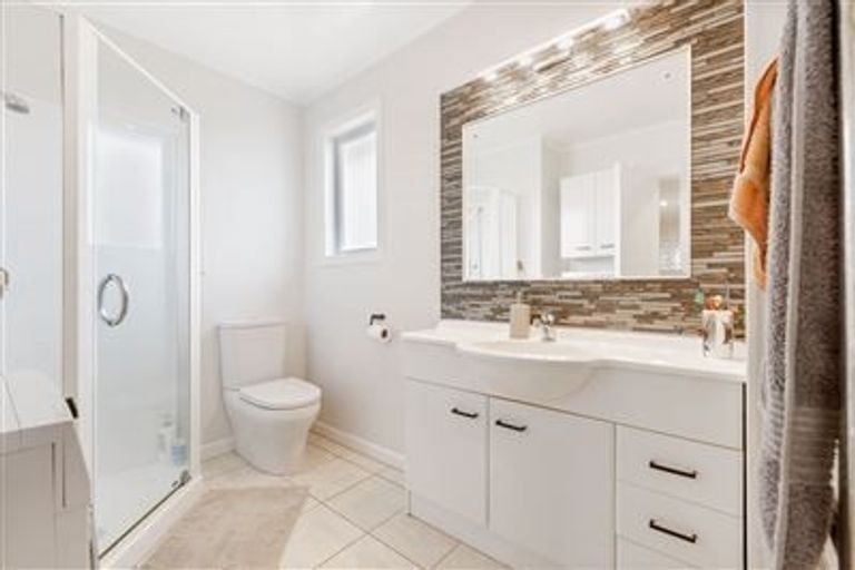 Photo of property in 3 Rewarewa Road, Te Atatu Peninsula, Auckland, 0610