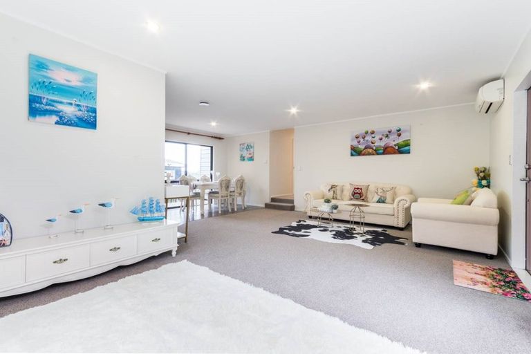 Photo of property in 2/1 Heathglen Place, Bayview, Auckland, 0629