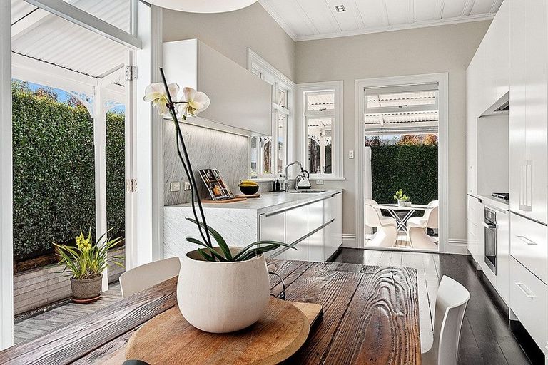 Photo of property in 2/70 Princes Street, Northcote Point, Auckland, 0627