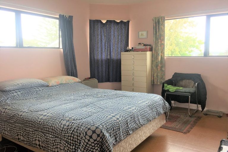 Photo of property in 32 Te Atatu Road, Te Atatu South, Auckland, 0610