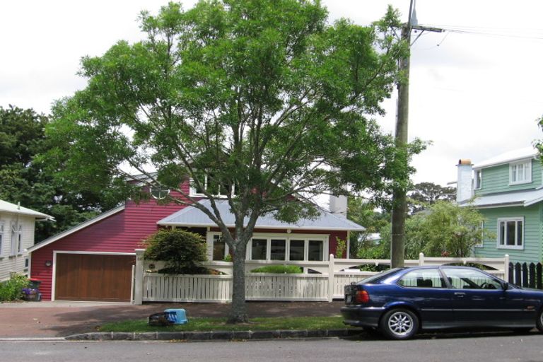 Photo of property in 91 Dignan Street, Point Chevalier, Auckland, 1022