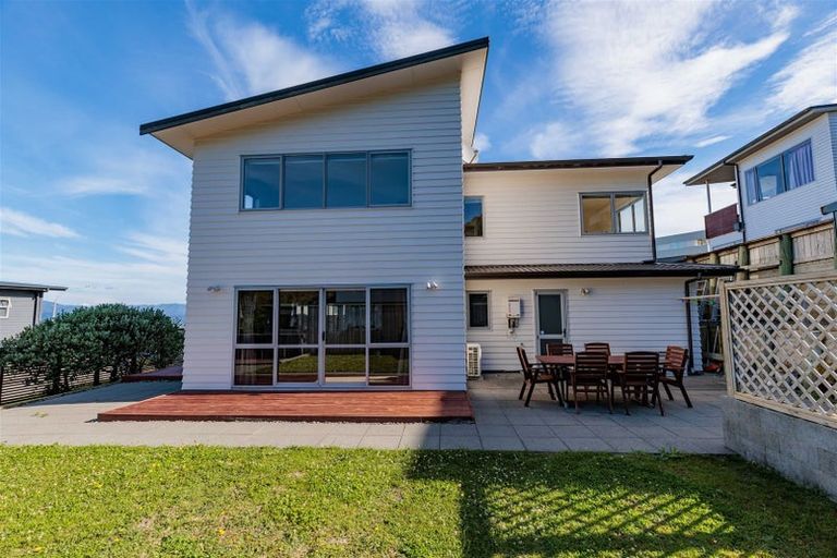 Photo of property in 27 Tamworth Crescent, Newlands, Wellington, 6037