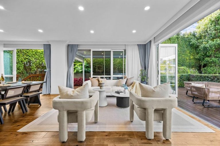 Photo of property in 4b Hilton Close, Fairview Heights, Auckland, 0632