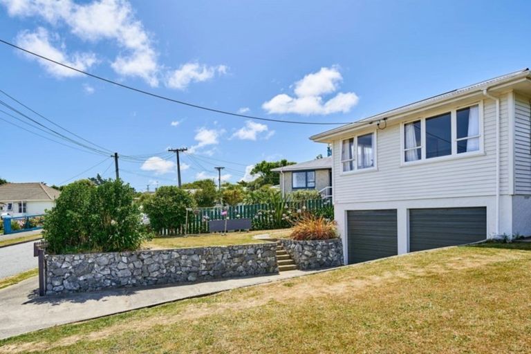 Photo of property in 9 Falcon Street, Cannons Creek, Porirua, 5024