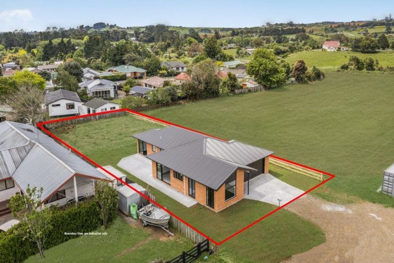Photo of property in 17 Coolen Place, Tuakau, 2121