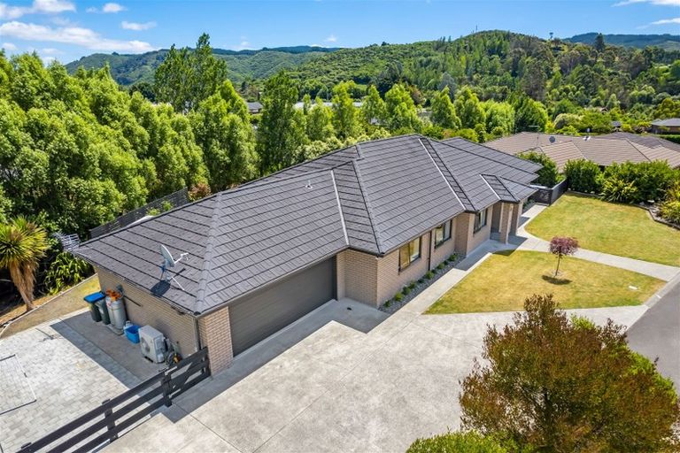 Photo of property in 6 Jade Crescent, Timberlea, Upper Hutt, 5018