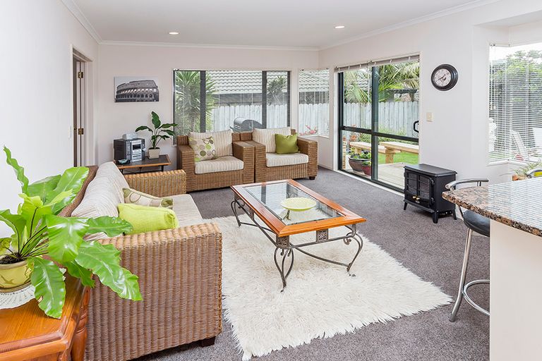 Photo of property in 20 Moyrus Crescent, East Tamaki Heights, Auckland, 2016