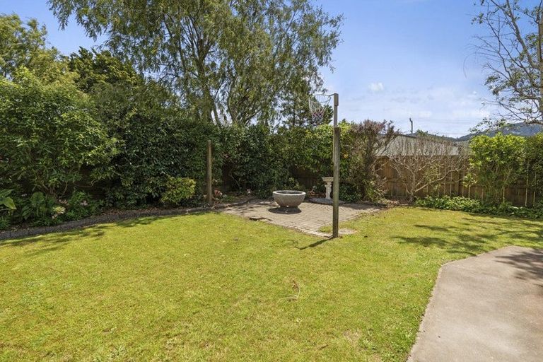 Photo of property in 2/54 Heretaunga Square, Silverstream, Upper Hutt, 5019