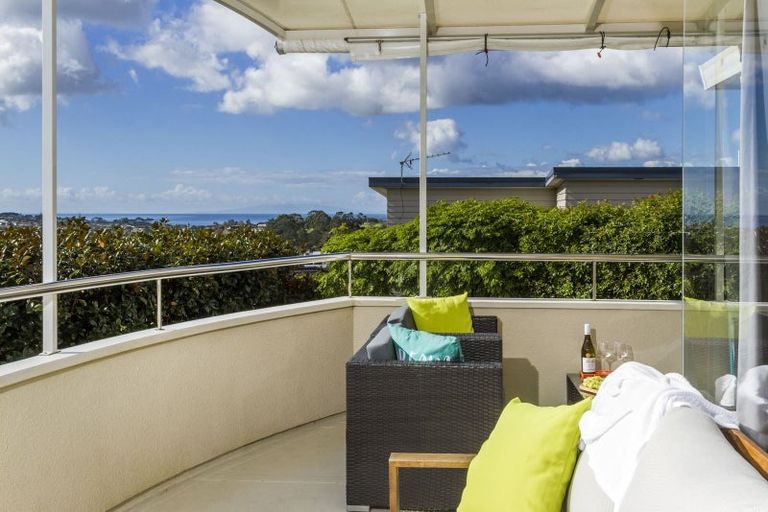 Photo of property in 3/133 Carlisle Road, Northcross, Auckland, 0632