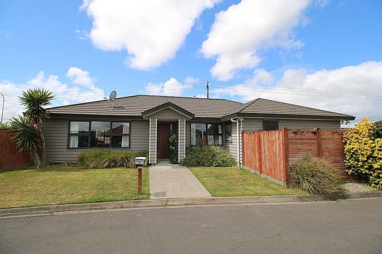 Photo of property in 2 Angelina Way, Kelvin Grove, Palmerston North, 4414