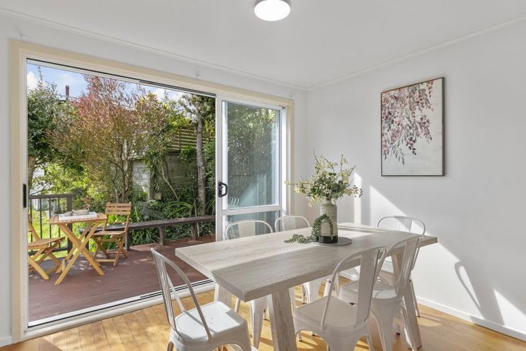 Photo of property in 9 Lomond Street, Newlands, Wellington, 6037