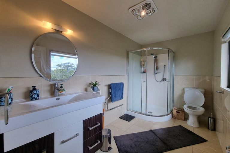 Photo of property in 15 Meteor Place, Schnapper Rock, Auckland, 0632